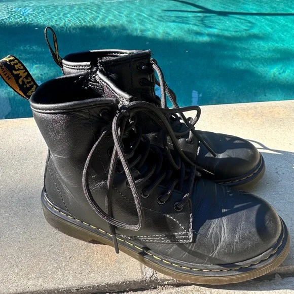 Dr. Martens Junior 1460 Unisex Black Leather Lace-Up Boots Size 3 - Picture 4 of 7